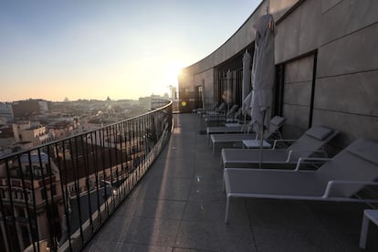 Al salir de la piscina, se accede a esta terraza solarium del hotel Four Seasons de Madrid.