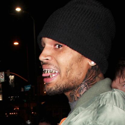 Su ex, Chris Brown, como buen rapero que es también se ha beneficiado de la elegancia del grill.