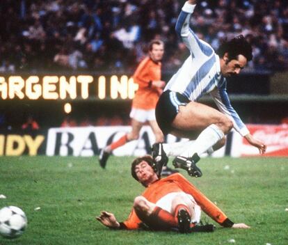 25 de junio de 1978. El argentino Leopoldo Luque salta por encima de Emie Brandts en la final Argentina (3)-Países Bajos (1) en el estadio Monumental de Buenos Aires, el 25 de junio de 1978. Mario Kempes marcó dos de los tres goles argentinos.