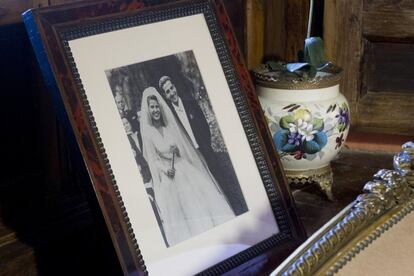 Las fotografías de la familia pueden verse por todo el palacio. En la imagen, una instantánea de la primera boda de Cayetana de Alba y Luis Martínez de Irujo.