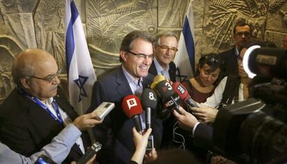 Artur Mas, presidente de la Generalitat, acompañado del consejero de Economía y Conocimiento, Andreu Mas-Colell, y del alcalde de Barcelona, Xavier Trias, atendiendo a los periodistas a su llegada a Israel.