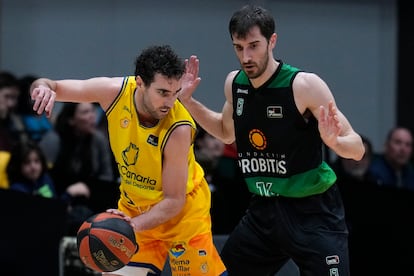 Ferran Bassas, ante Guillem Vives en el Joventut-Gran Canaria.