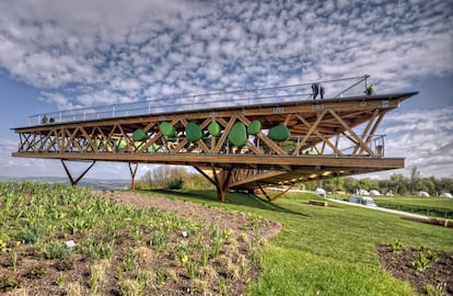 <b>BELVEDERE, COBLENZA (ALEMNIA) / DETHIER ARCHITECTURES. </b>Fue construido para la bienal alemana de horticultura (Bundesgartenschau) celebrada en Coblenza en 2011 (que atrajo a 3,6 millones de visitantes). Y se ha convertido en un icono de la ciudad. Su estructura triangular, creada por el estudio belga Dethier a partir de elementos prefabricados de acero corten y madera, se eleva diez metros por encima de una loma que domina el parque circundante y la ciudad.