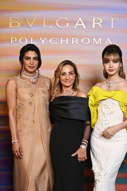 Antes del desfile, se celebró una recepción para mostrar las piezas en el Grand Hotel Timeo, que pertenece a la cadena Four Seasons y donde se rodó la segunda temporada de la serie 'The White Lotus'. A la cita acudieron figuras como la actriz Priyanka Chopra y la actriz y cantante Lisa, que en la imagen posan con Lucia Silvestri, directora creativa del área de joyería de Bvlgari.