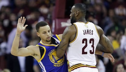 LeBron, en una acción ante Curry.
