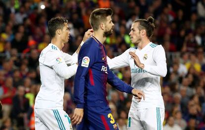 Bale felicita a Ronaldo tras marcar el primer gol del equipo blanco.