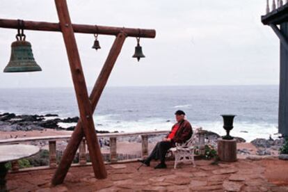 Rafael Alberti, durante una visita a Isla Negra, la casa de Pablo Neruda.