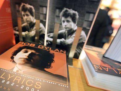 Livros de Bob Dylan em uma prateleira.