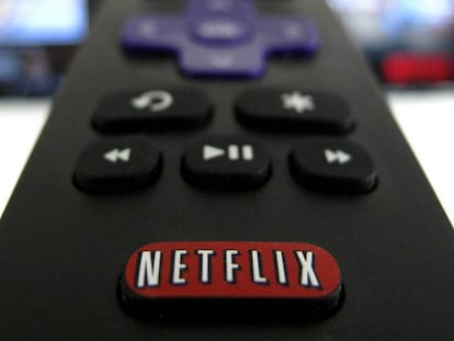 Logo de Netflix sobre el mando de un televisor. 