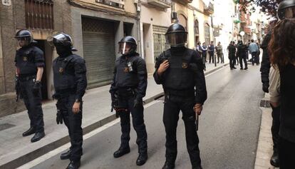 Los Mossos junto al edificio ocupado