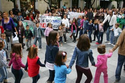 Manifestaci&oacute;n de los padres de los alumnos afectados por la huelga de limpieza en Jerez. 