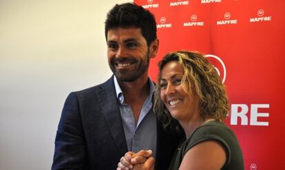 Alonso y Gala León, durante la presentación del primero.