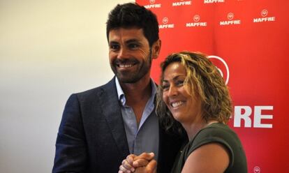 Alonso y Gala Le&oacute;n, durante la presentaci&oacute;n del primero.