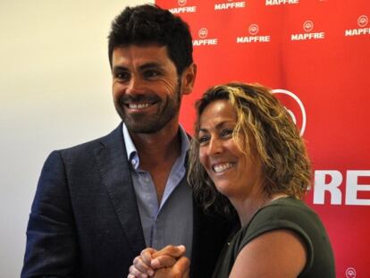 Alonso y Gala Le&oacute;n, durante la presentaci&oacute;n del primero.