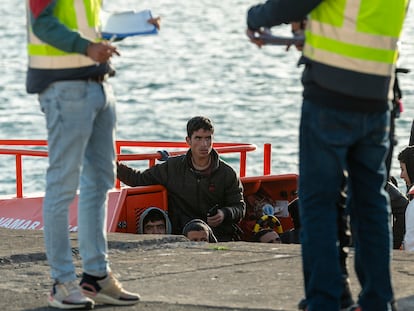 Rescate de una lancha neumática con 52 personas de origen magrebí y subsahariano, este 5 de febrero en Arrecife (Lanzarote).