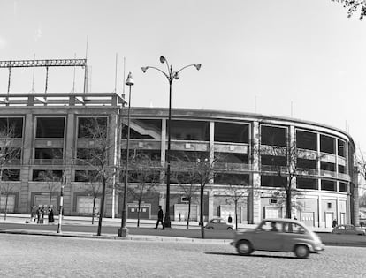 En marzo de 1957, el estadio tuvo iluminación en las gradas y accesos. El Real Madrid ya podía jugar de noche. Para hacerlo oficial se jugó un partido amistoso contra el Sport do Club Recife (campeón brasileño) el 18 de mayo de 1957. En la imagen se muestra una vista del estadio Santiago Bernabéu en 1963, llamado oficialmente así tras una reunión de la junta directiva en 1955.