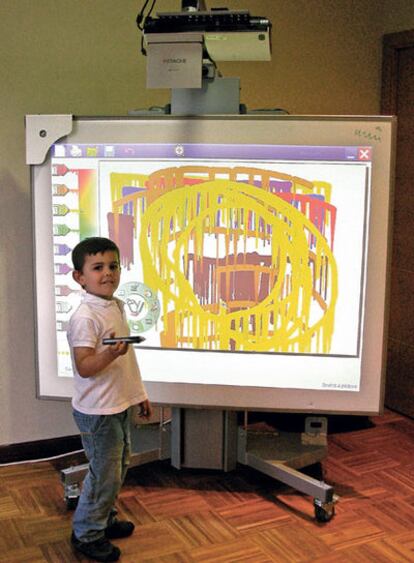 Un alumno de enseñanza primaria frente a una pizarra digital