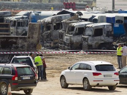 Agentes de la Guardia Civil y trabajadores, en la zona del incendio.