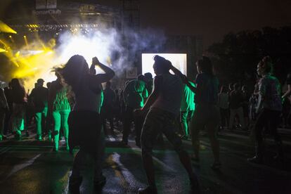 Un grupo de jóvenes bailando en el Sónar de Buenos Aires.