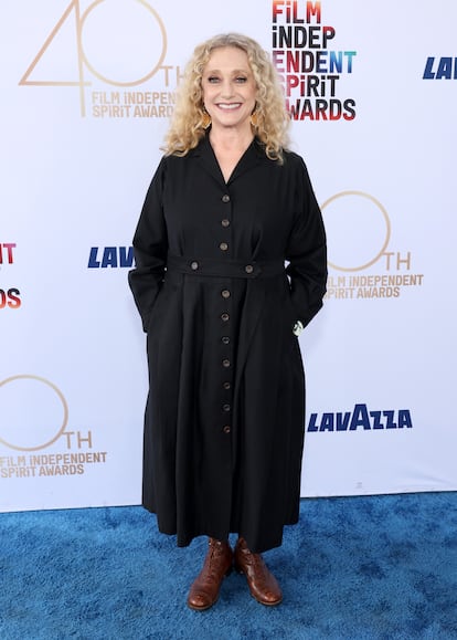 Carol Kane, nominada por 'Between the Temples', con un vestido abotonado negro.