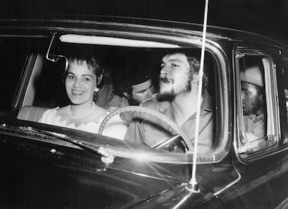 Ernesto Che Guevara conduz um automóvel fabricado nos Estados Unidos, ao seu lado está sua segunda esposa Aleida March, no dia de seu casamento, em Havana, poucos meses após ter ajudado ao cubano Fidel Castro a derrubar o regime do ditador Fulgencio Bartista.