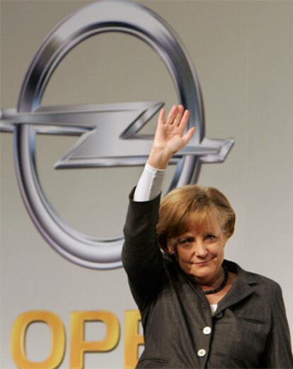 La canciller alemana, Angela Merkel, durante una reciente visita a una de las fábricas de Opel en Alemania.