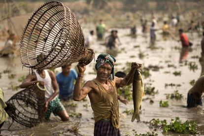 Ambiente en el festival Bhogali Bihu que marca el final de la temporada de cosecha en el lago Goroimari, en el estado nororiental de Assam, India.