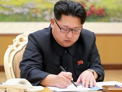 Kim Jong-un, durante la firma de la orden para la prueba de la bomba de hidrógeno.