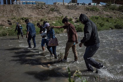 Un grupo de venezolanos cruza el Río Bravo en Ciudad Juárez para entregarse voluntariamente a la Patrulla Fronteriza de Estados Unidos, el 21 de octubre. Cientos de migrantes del país sudamericano quedaron varados en distintas zonas de México tras la aplicación del Título 42 por el Gobierno de Joe Biden.