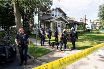 Dispositivo de seguridad por el tiroteo en Minneapolis.