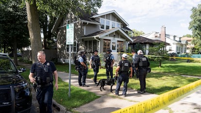 Dispositivo de seguridad por el tiroteo en Minneapolis.