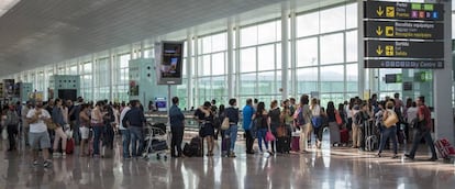 Pasajeros en la puerta de embarque de un avión de Vueling, uno de los impulsores del pago por todo tipo de servicios. 