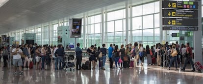 Pasajeros en la puerta de embarque de un avi&oacute;n de Vueling, uno de los impulsores del pago por todo tipo de servicios. &nbsp; 