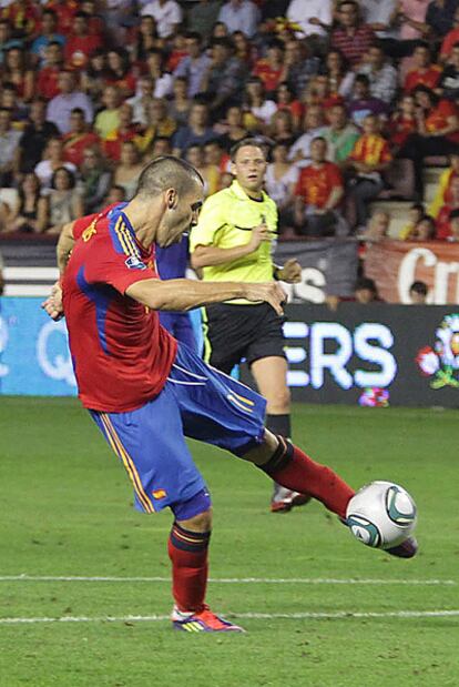 El delantero de la selección Álvaro Negredo dispara a puerta.