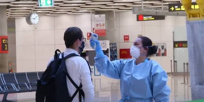 Control de temperatura a un pasajero en Madrid-Barajas.