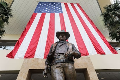 La estatua de John Wayne en el aeropuerto que lleva su nombre en Santa Ana, California. 