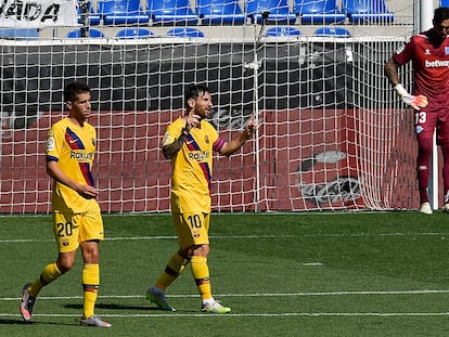 Messi festeja su primer gol al Alavés ante la impotencia de Roberto.