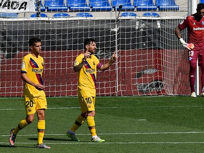 Messi festeja su primer gol al Alavés ante la impotencia de Roberto.