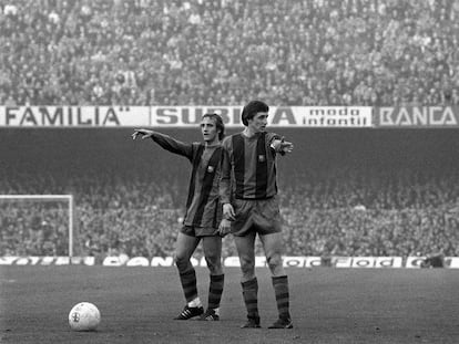 Los futbolistas holandeses del Barcelona Johan Neeskens (izquierda) y Johan Cruyff, en una imagen sin datar publicada en el diario 'Pueblo'.