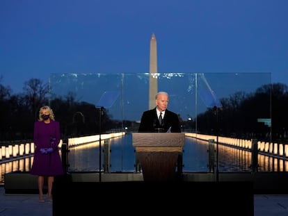 Biden nesta terça-feira em Washington, em ato em homenagem pelas vítimas da pandemia, que passam de 400.000 nos EUA.