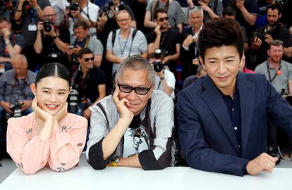El director Takashi Mike posa con los miembros del casting Hana Sugisaki y Takuya Kimura, durante el 'photocall' de la película 'Blade of the Immortal', fuera de competición.