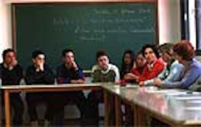 Estudiantes, profesores y padres del Instituto Guadalquivir de Sevilla debaten sobre la situación de la ESO.