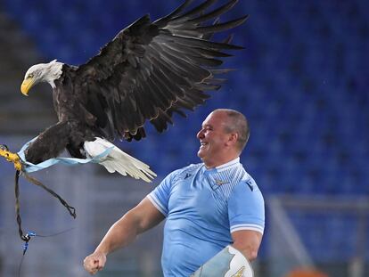 El adiestrador del águila de la Lazio, Juan Bernabé, antes de un partido del equipo.