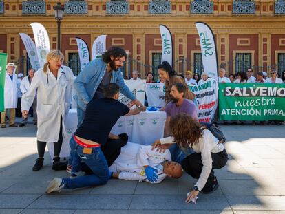 Protesta de médicos de atención primaria hace una semana frente a la sede de la Junta, en el Palacio de San Telmo de Sevilla.