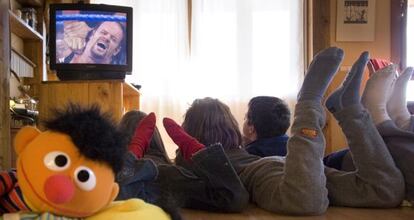 The average Spaniard spent more than four hours a day watching television in 2011. 