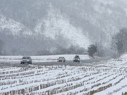 Varios vehículos circulan entre nieve por la C-38 en el término de la localidad gerundense de Sant Pau de Seguries.