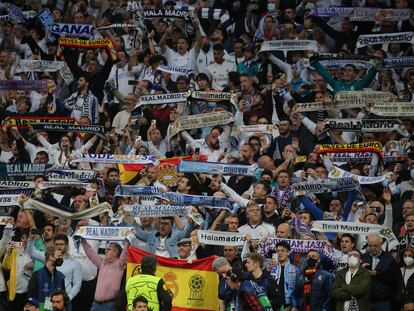 Aficionados del Madrid celebran el pase a la final de la Champions en el Bernabéu.