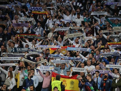 Aficionados del Madrid celebran el pase a la final de la Champions en el Bernabéu.