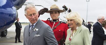 El príncipe Carlos de Inglaterra y su mujer, Camilla se prepraran para abandonar Charlottetown, el martes en Canadá.