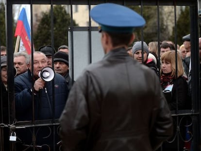 Manifestantes prorrusos ante una base en Belbek (Crimea).